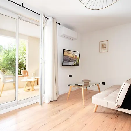 T2 Lumineux Avec Terrasse, Climatisation & Parking Apartman